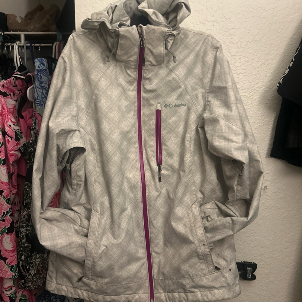 Columbia Light Gray ski Jacket with detachable hooded & air zip pocket- women’s